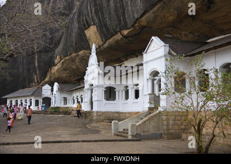 Grotta monastero, Tempio d'Oro di Dambulla, sito Patrimonio Mondiale dell'UNESCO, Sri Lanka Foto Stock