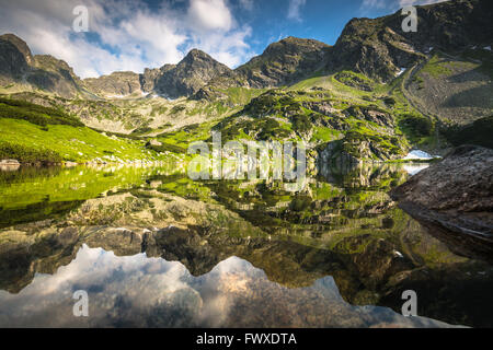 Vista della valle Gasienicowa e il Zielony Staw lago nei monti Tatra Foto Stock