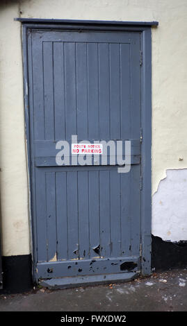 Il vecchio ben utilizzati e trasandato porta nella parete, per il miglior uso come una texture o dello sfondo. Il Cheddar, Somerset, 8 Aprile 2016 Foto Stock