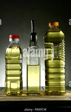 Olio da cucina in diverse bottiglie di plastica Foto Stock