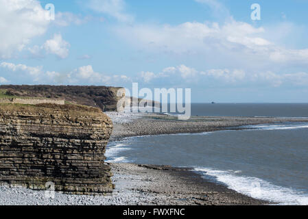 Un dito di ciottoli si estende nel mare st col-huw punto. Foto Stock