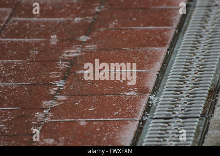 Pista ciclabile in heavy rain in Germania. Foto Stock