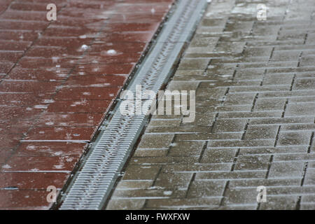 Piede e pista ciclabile in heavy rain in Germania. Foto Stock