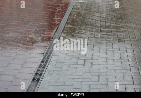 Piede e pista ciclabile in heavy rain in Germania. Foto Stock