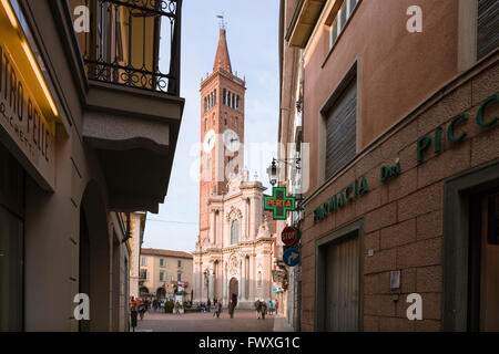 Basilica di San Martino, una chiesa barocca al centro di Treviglio, Italia, con una millenaria torre e la facciata barocca. Foto Stock