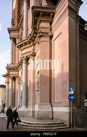 Facciata barocca della Basilica di San Martino, la chiesa principale di Treviglio, Italia. Foto Stock