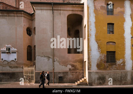 Forme astratte lungo il lato della Basilica di San Martino, Treviglio, Italia. Foto Stock