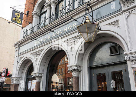 Primo piano dell'esterno del pub Hope and Anchor, Upper Street, Islington, Londra, Inghilterra, REGNO UNITO Foto Stock