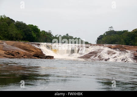 Scenografiche cascate lungo il colombiano Cano Bocon sul lato orientale Llanos offre il primo La pesca di giant payara (Dracula pesce). Foto Stock