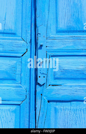 Porta blu vicino a Red Beach, villaggio di Akrotiri - Santorini Island, Grecia Foto Stock