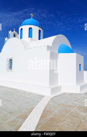 La chiesa, Megalochori Village, isola di Santorini, Grecia, Europa Foto Stock