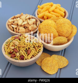 Snack salato parte selezione di cibo in ciotole di legno. Foto Stock