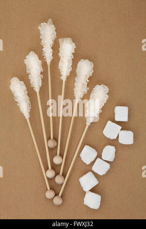 Zucchero bianco crystal lecca lecca con Rough cut cubi su carta marrone dello sfondo. Foto Stock