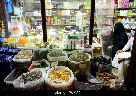 Il Qatar Doha, Bazar Souq Waqif, spice shop Foto Stock