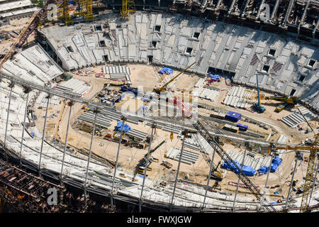 Il Qatar Doha, sito in costruzione Khalifa International Stadium per la Coppa del Mondo FIFA 2022, costruito dal contraente midmac e Sixt contratto / KATAR, Doha, Baustelle Khalifa International Stadium fuer die FIFA Fussballweltmeisterschaft 2022 Foto Stock