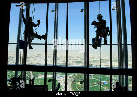 QATAR, Doha, sportspark al Khalifa International Stadium per la Coppa del mondo FIFA 2022, i lavoratori migranti filippini lavorano come pulitore per le finestre alla torre Aspire, parco sportivo Aspire Academy for Sports Excellence è anche campo di allenamento della squadra di calcio tedesca FC Bayern , FC Bavaria Foto Stock