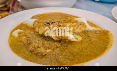 Spaghetti di riso con pesce salsa curry , cibo asiatico Foto Stock