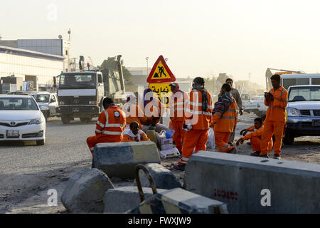 Il Qatar Doha, complesso industriale al di fuori della città, LAVORATORE MIGRANTE / KATAR, Doha, Industriekomplex ausserhalb der Stadt, Gastarbeiter Foto Stock