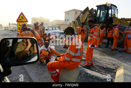 Il Qatar Doha, complesso industriale al di fuori della città, LAVORATORE MIGRANTE / KATAR, Doha, Industriekomplex ausserhalb der Stadt, Gastarbeiter Foto Stock