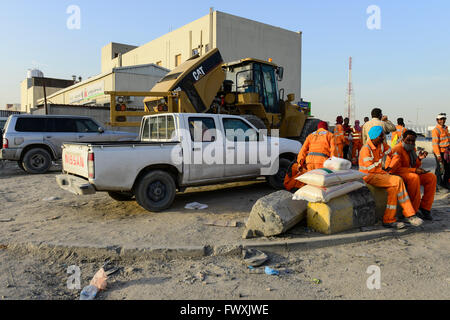 Il Qatar Doha, complesso industriale al di fuori della città, LAVORATORE MIGRANTE / KATAR, Doha, Industriekomplex ausserhalb der Stadt, Gastarbeiter Foto Stock