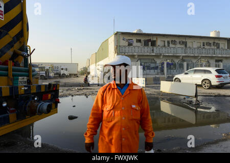 Il Qatar Doha, complesso industriale al di fuori della città, LAVORATORE MIGRANTE / KATAR, Doha, Industriekomplex ausserhalb der Stadt, Gastarbeiter Sammelunterkunft vor Foto Stock