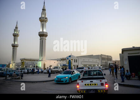 Il Qatar Doha, complesso industriale al di fuori della città, lavoratore migrante, moschea / KATAR, Doha, Industriekomplex ausserhalb der Stadt, Gastarbeiter, Moschee Foto Stock