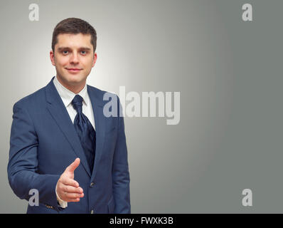 Imprenditore che si estende la mano per agitare Foto Stock