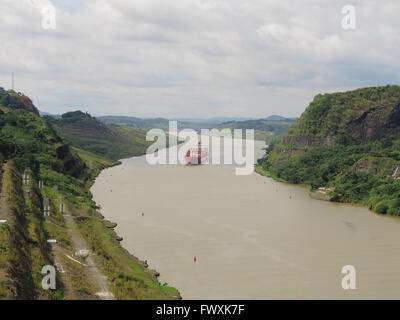 Nave da carico di attraversamento del Canale di Panama Foto Stock