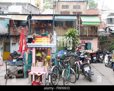 Biciclette, scooter e moto parcheggiate nella parte anteriore del carter tradizionale nella città di Ho Chi Minh. Foto Stock