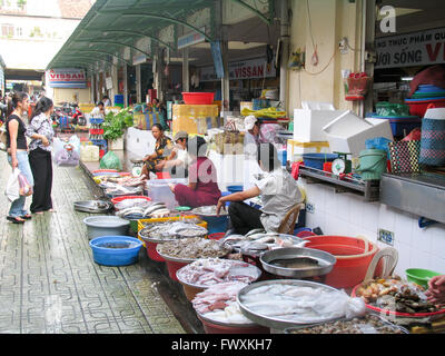 Frutti di mare sul display per la vendita presso il Mercato Ben Thanh, in Ho Chi Minh City. Foto Stock