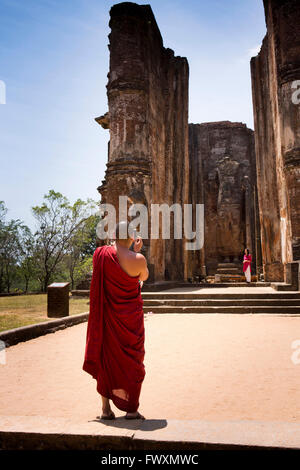 Sri Lanka, Polonnaruwa, Lankatilaka Gedige, monaco buddista fotografando visitatore Foto Stock