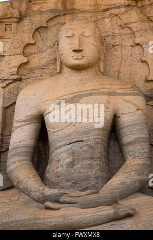 Sri Lanka, Polonnaruwa, Gal Vihara, Dhyana Mudra, seduto statua del Buddha in meditazione postura scavata nella roccia Foto Stock