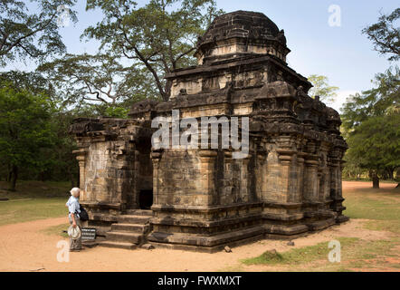 Sri Lanka, Polonnaruwa, il turista in visita a Shiva Devale n. 2, Polonnaruwa il più antico tempio indù dedicato a Shiva Foto Stock