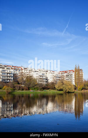 La Polonia, la città di Varsavia, Appartamento casa in condominio Kamionkowskie lago nel Parco Skaryszewski Foto Stock