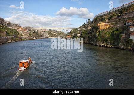 Tour in barca sul fiume Douro tra ripidi pendii di Porto e di Vila Nova de Gaia in Portogallo Foto Stock