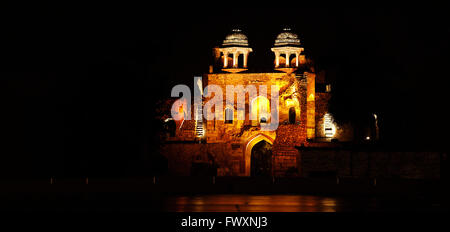 Purana Qila, è una delle più antiche fortezze a Delhi. La sua forma attuale è stato costruito dal Re afghano Sher Shah Suri, New Delhi, India Foto Stock