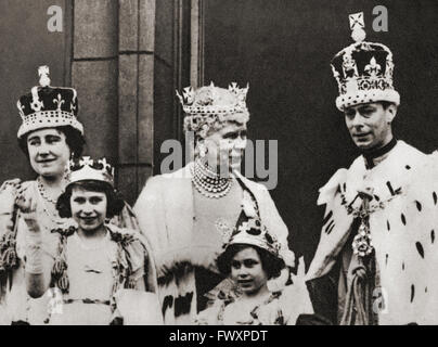 Re Giorgio VI e sua moglie la regina Elisabetta hanno visto qui sul balcone di Buckingham Palace, Londra, Inghilterra il giorno della loro incoronazione, 12 maggio 1937, con le loro figlie la principessa Margaret e la principessa Elisabetta, la futura regina Elisabetta II e la madre del re Maria di Teck. Giorgio VI, 1895 – 1952, Re del Regno Unito. Elizabeth Angela Marguerite Bowes-Lyon, 1900 – 2002. Regina consorte del Regno Unito come moglie di re Giorgio VI. Principessa Margaret, poi Contessa di Snowdon, 1930 – 2002. Principessa Elisabetta, successivamente regina Elisabetta II, 1926 - 2022. Maria di Teck, 1867 – 1953. Foto Stock