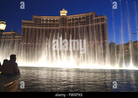 Belle fontane attivi fuori Bellagio Hotel and Casino, enormi fontane danzanti dando una vista eccellente di notte, un punto di riferimento Foto Stock