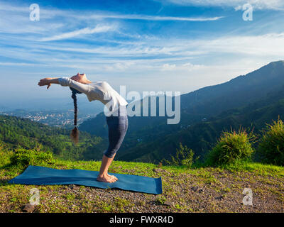 Donna fare yoga Sun Salutation Surya Namaskar Foto Stock