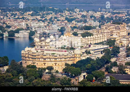 Vista del palazzo della città. Udaipur, Rajasthan, India Foto Stock