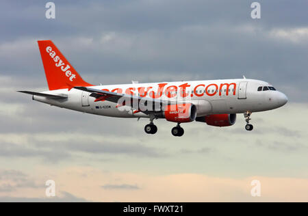 EasyJet, Airbus A319-111 in volo Foto Stock