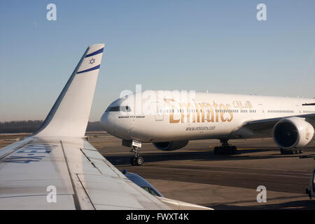 Emirates Airlines Boeing 777-300 come visto da un Israeliano di El Al piano. all'aeroporto di Linate, Milano, Italia Foto Stock