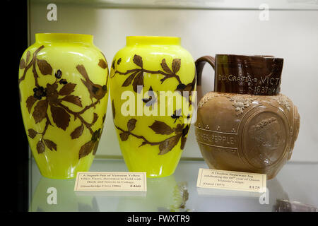 Vasi sul display in Windsor House negozio di antiquariato in Moreton-in-Marsh, Foto Stock