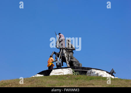 L uomo e la donna la pulizia della statua di Bhai Fateh Singh presso il babà Banda Singh Bahadur monumento vicino a Chandigarh in Punjab (India). Foto Stock