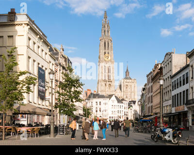 Edificio Hansahuis, Suikerrui Street e la Cattedrale di Nostra Signora di Anversa, nelle Fiandre, in Belgio Foto Stock