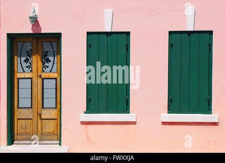 Parte anteriore di un Bermuda house mostrando Bermudan tipica architettura e Bermudan tipici colori pastello. Foto Stock