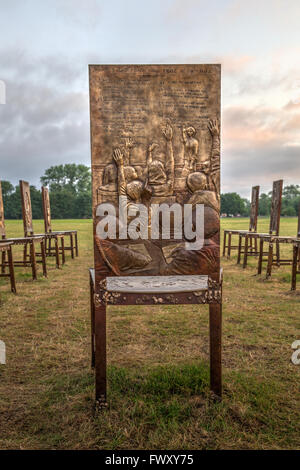 Una sedia di 12 formando 'i giurati' arte pubblica l'installazione presso la marcatura di Runnymede 800 anni della regola di diritto poiché la Magna Carta Foto Stock