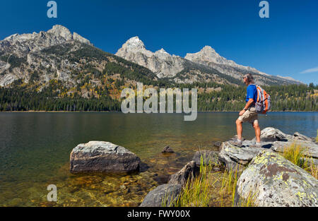 WYOMING - Rocce lungo la riva del lago Taggart, destinazione popolare situato nel Parco Nazionale di Grand Teton. Foto Stock