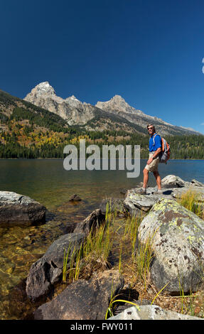 WYOMING - Rocce lungo la riva del lago Taggart, destinazione popolare situato sul lato est del Teton Range . Foto Stock