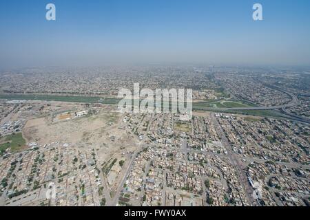 Vista aerea di Baghdad durante un volo in elicottero che trasportano U.S. Il segretario di Stato John Kerry Aprile 8, 2016 a Baghdad, Iraq. Foto Stock